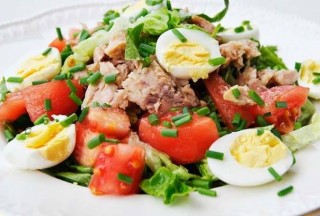 Легкий салат с тунцом и перепелиными яйцами